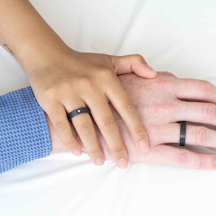 Pánsky plochý karbónový snubný prsteň Sammu 143145