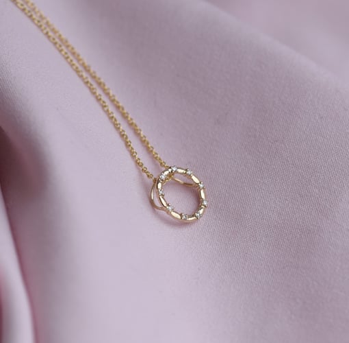 Strieborný karma prívesok s diamantmi Amity