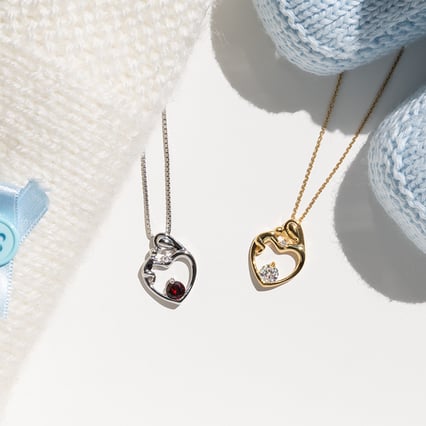 Strieborný prívesok matka a dieťa s granátom a diamantom Ella