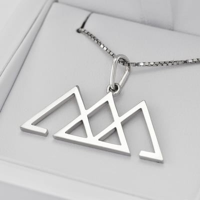 Šperk s geometrickým motívom