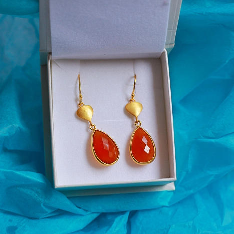 Pozlátené visiace náušnice s ónyxom Daye 8305