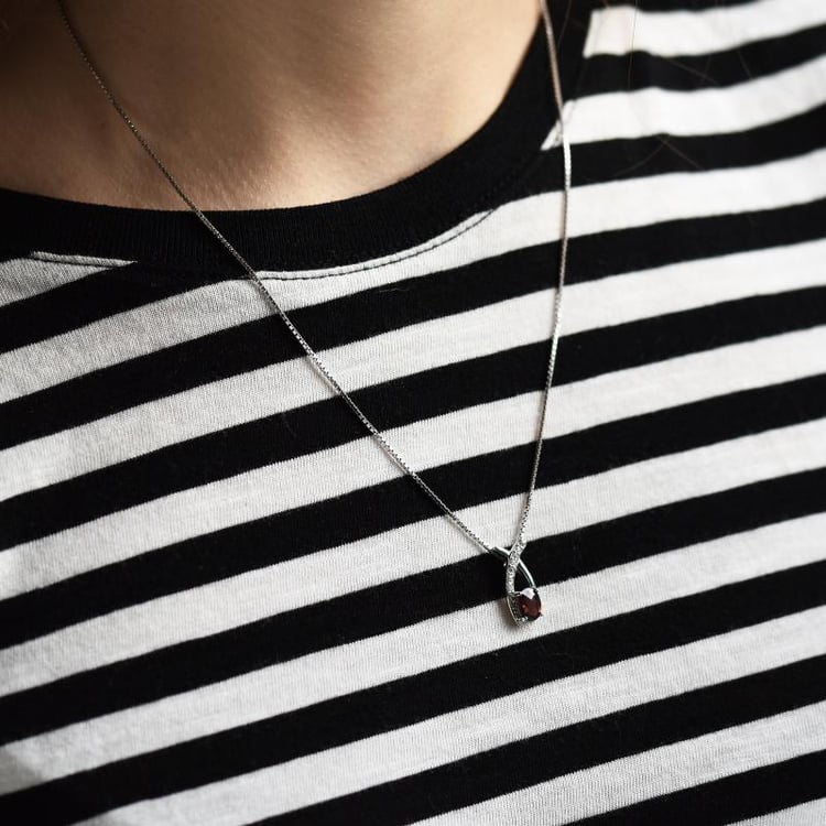 Strieborný náhrdelník s granátom 39858