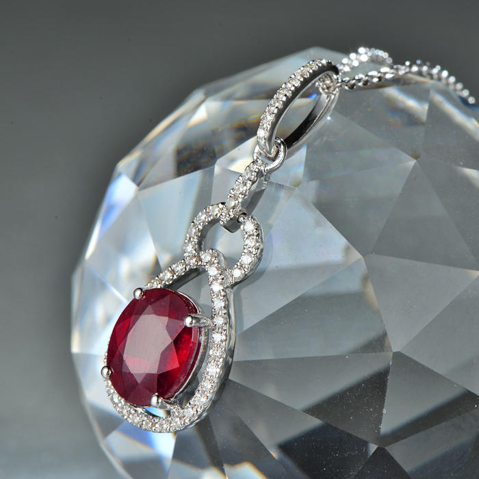 Zlatý náhrdelník s rubínom Edna 5658