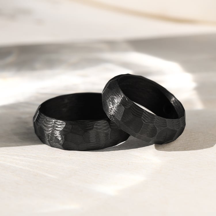 Karbónové snubné prstene s atypickým povrchom a čiernym diamantom Sayer 144117