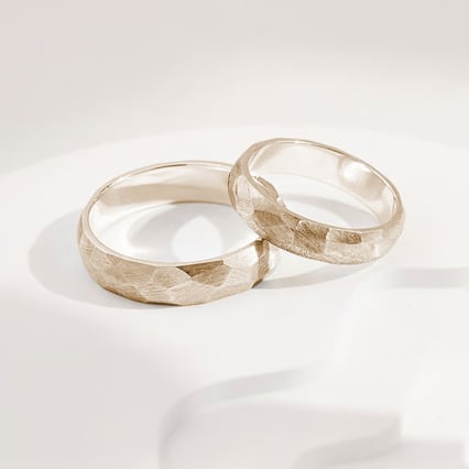 Matné tepané svadobné obrúčky z orieškového zlata Zura