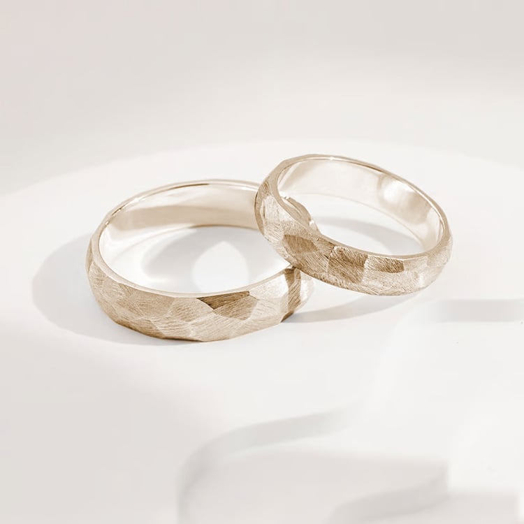 Matné tepané svadobné obrúčky zo zlata Zura 165648