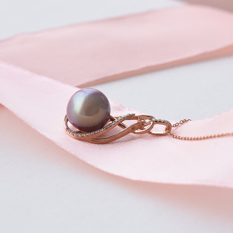 Prívesok s perlou posiaty diamantmi Dreweeda 79267