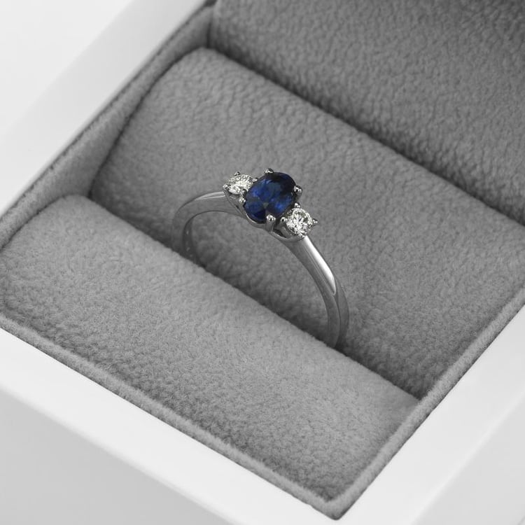 Prsteň z bieleho zlata s oválným zafírom 17722