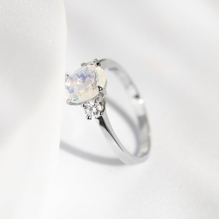 Zlatý prsteň s mesačným kameňom a moissanitmi Lettie 144050