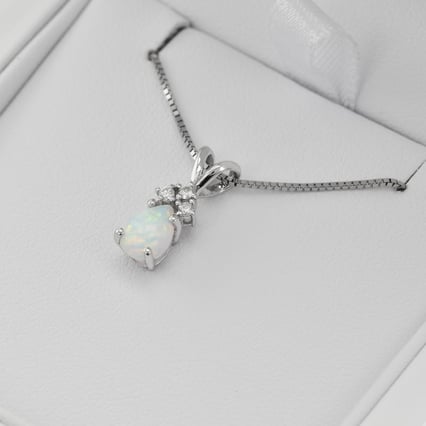 Zlatý prívesok s bielym pear opálom a diamantmi Erikka