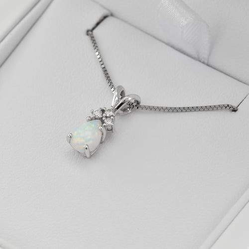 Zlatý prívesok s bielym pear opálom a diamantmi Erikka