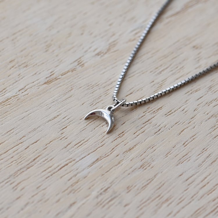  Strieborný prívesok v tvare mesiaca 67167