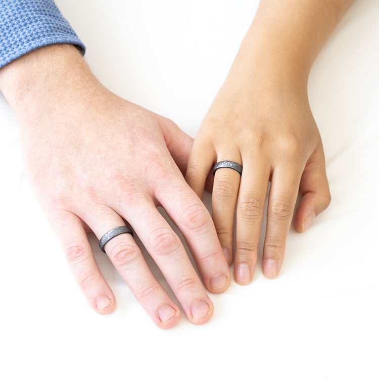 Škrabané snubné prstene z tantalu s diamantmi Nell 127244