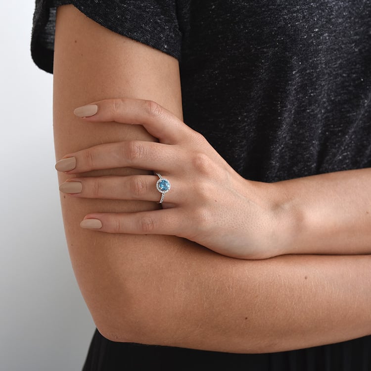 Halo prsteň s modrým a bielymi topásmi 69349