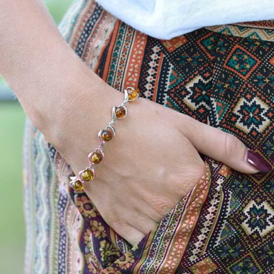 Očarujúci jantárový náramok zo striebra