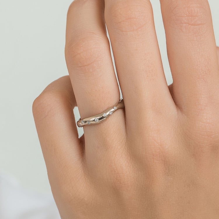 Nepravidelné svadobné obrúčky z orieškového zlata s diamantmi Parnell 166288