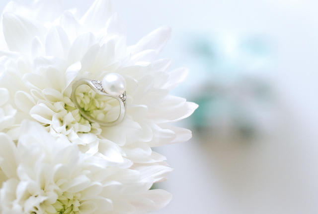 Strieborný perlový prsteň so zirkónmi Kenia 6936