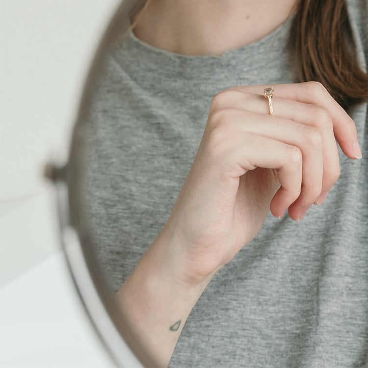 Zlatý ručne rytý prsteň so salt and pepper diamantom Estella 120780