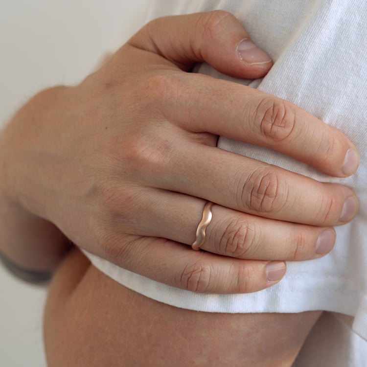 Matný vlnitý pánský prsteň z ružového zlata Renny 129652