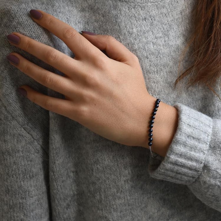 Strieborný náramok s čiernými perlami 52847