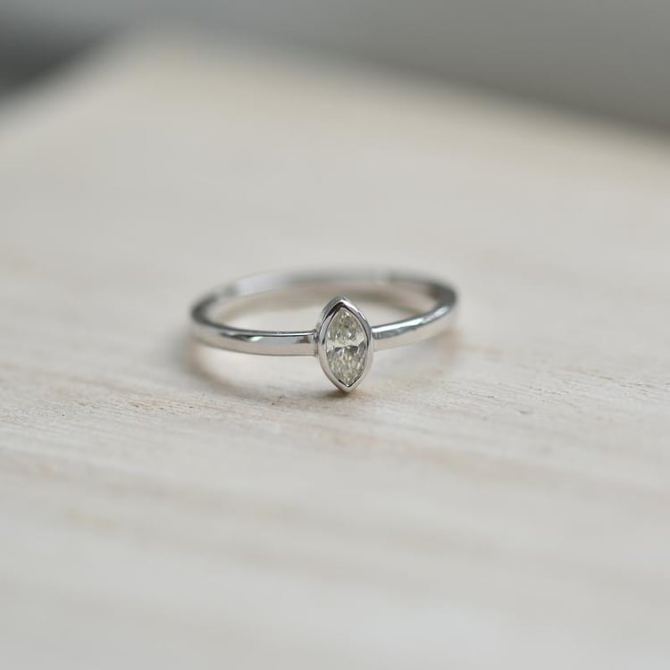 Zlatý prsteň s marquise diamantom 38072