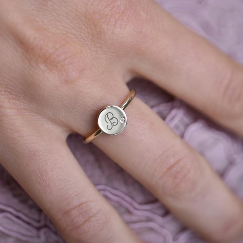 Zlatý prsteň s diamantom a gravírom písmena Amisch