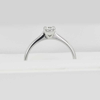 Prsteň s bočným srdiečkom