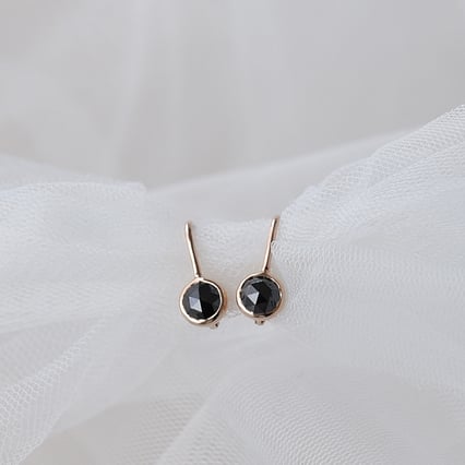 Zlaté visiace náušnice s čiernymi diamantmi Zodico