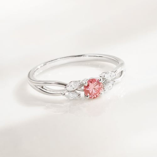 Zásnubný prsteň s ružovým 0.32ct lab- grown diamantom a marquise lab-grown diamantmi Halym