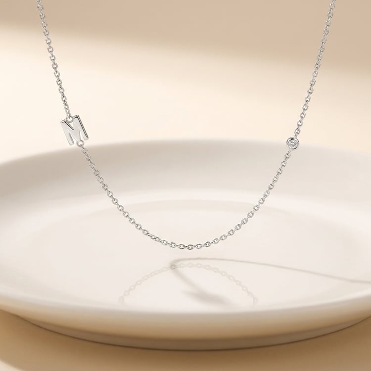 Strieborný náhrdelník s písmenom M a lab-grown diamantom Lina 167893