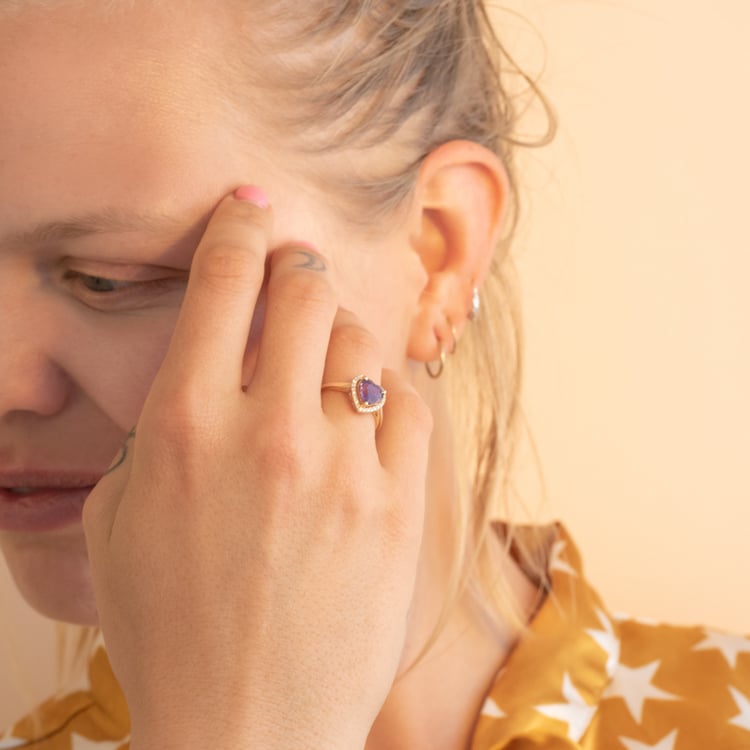 Zlatý prsteň s ametystovým srdcom a diamantmi Cecile 101196