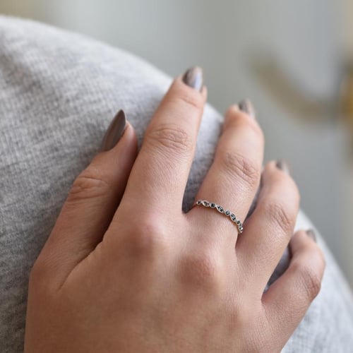 Modré diamanty v zlatom eternity prsteni Lyla