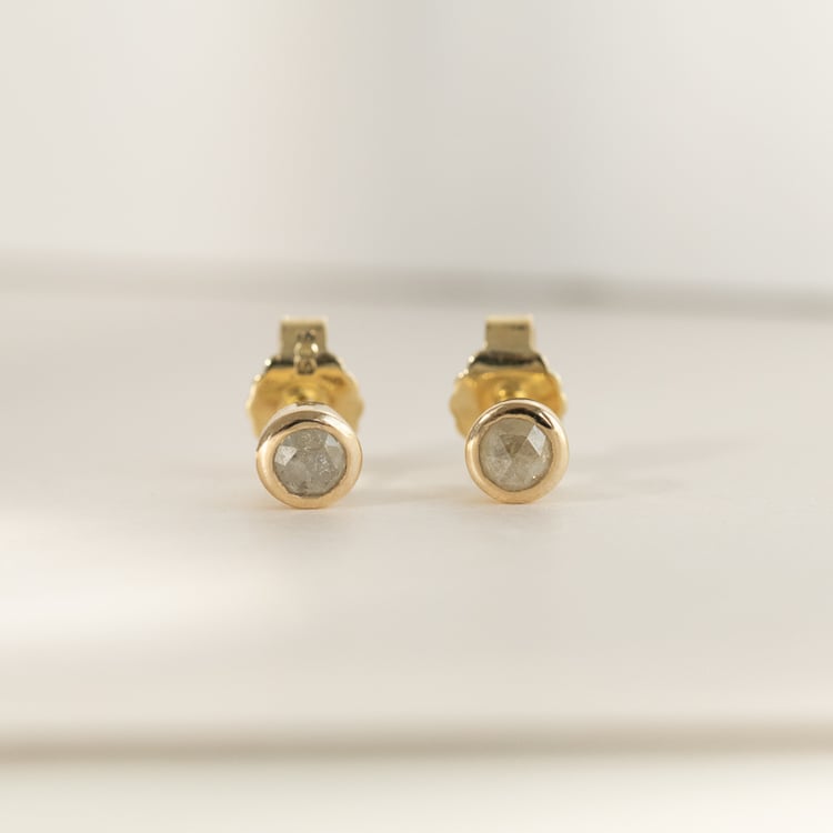 Minimalistické bezel náušnice so salt and pepper diamantmi Tofine 120003