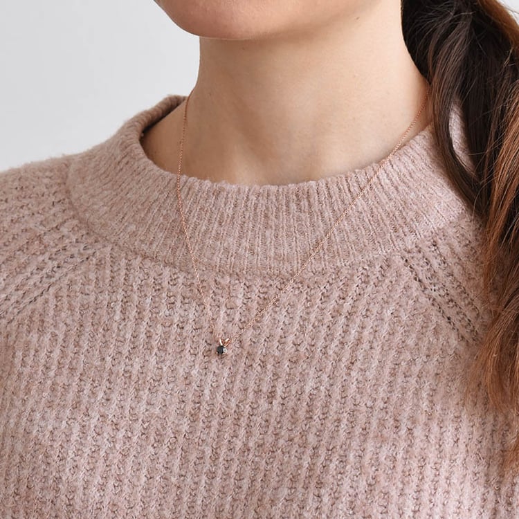 Minimalistický prívesok s čierným diamantom 76091