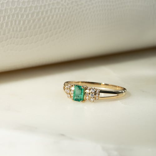 Zlatý prsteň s emerald smaragdom a diamantmi Lucan