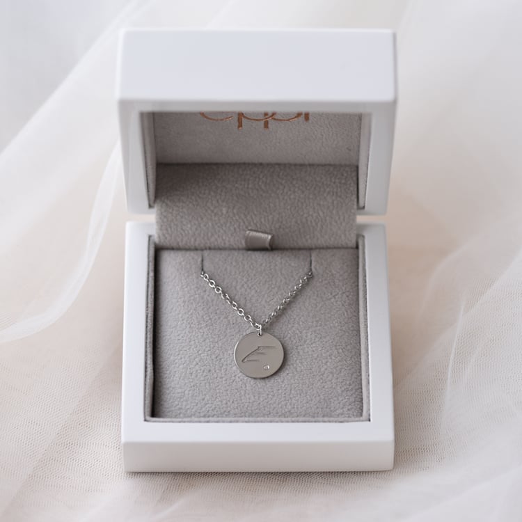 Strieborný prívesok s gravírom a diamantom 52473