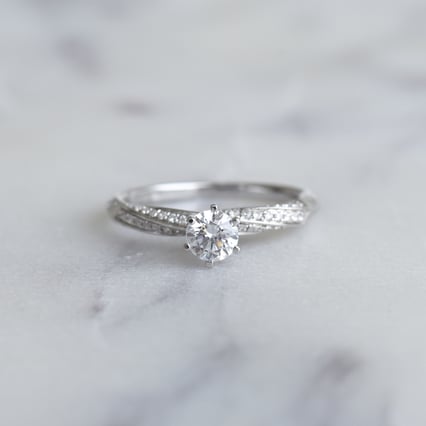 Zásnubný prsteň s postrannými diamantmi Mats