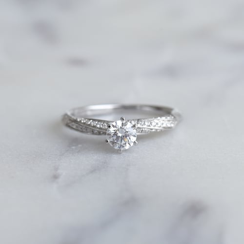 Zásnubný prsteň s postrannými diamantmi Mats