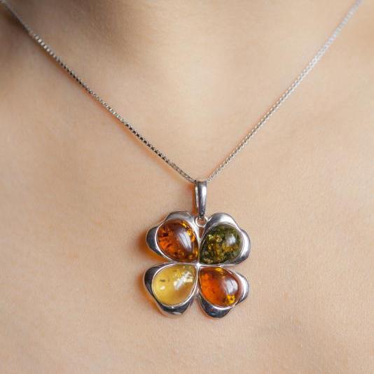 Prívesok štvrolístok zo striebra s jantármi 14799