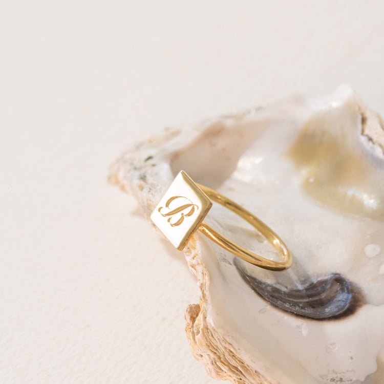 Štvorcový prsteň s gravírom písmena Jill 101094