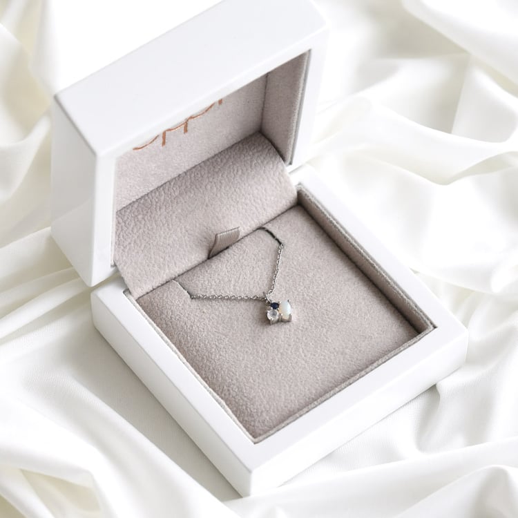 Minimalistický cluster náhrdelník s drahokamami z bieleho zlata 82713