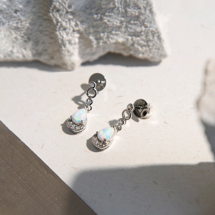 Visiace strieborné náušnice s opálmi Drue 109307