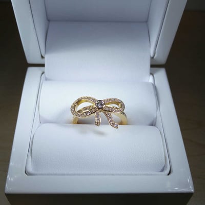 Zlatý prsteň v tvare mašličky