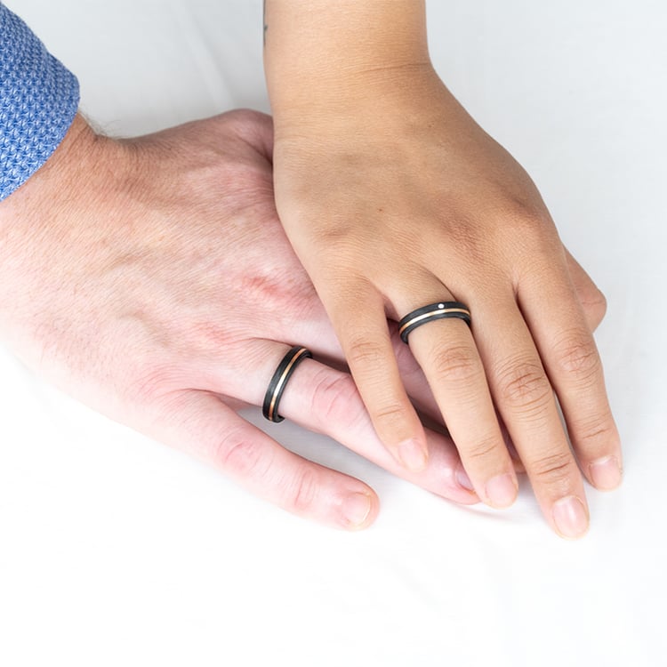 Pánsky mierne zaoblený snubný prsteň z karbónu a zlata Lise 143112