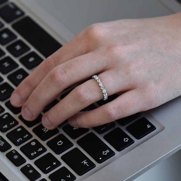 Platinový eternity prsteň s akvamarínmi a diamantmi 25864