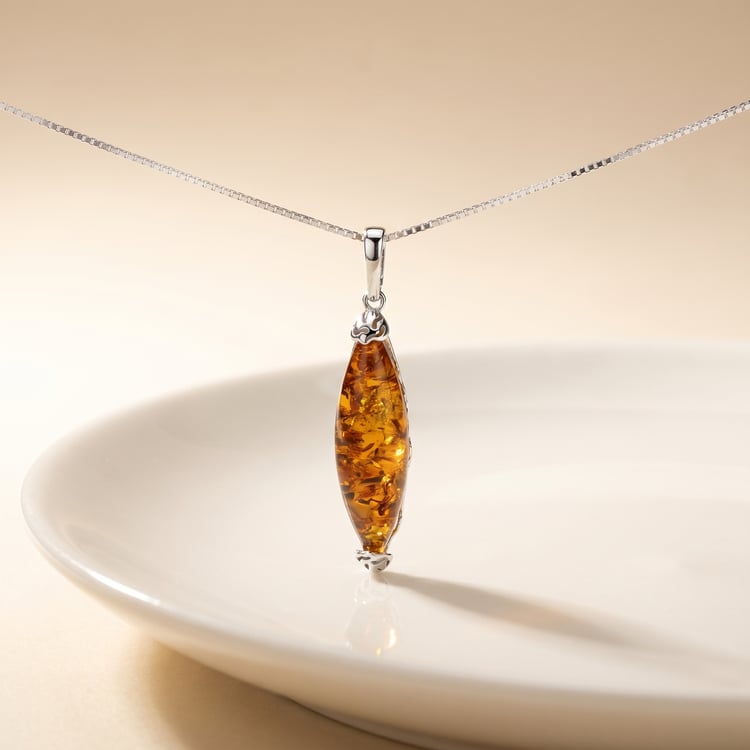 Strieborný prívesok s jantarom Kara 166738