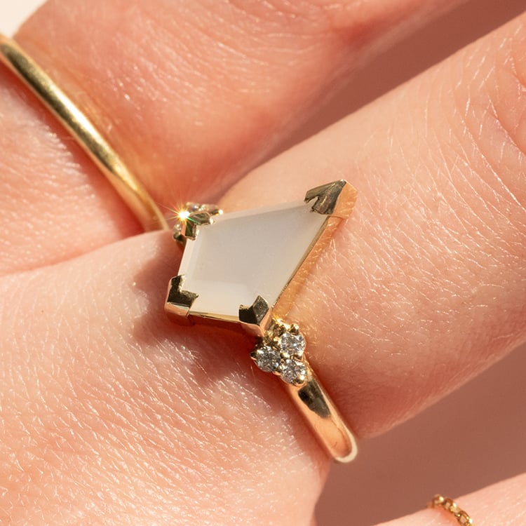 Prsteň s mliečnym mesačným kameňom Floki 137457