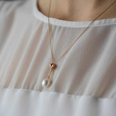 Perlový prívesok s diamantom a zafírom