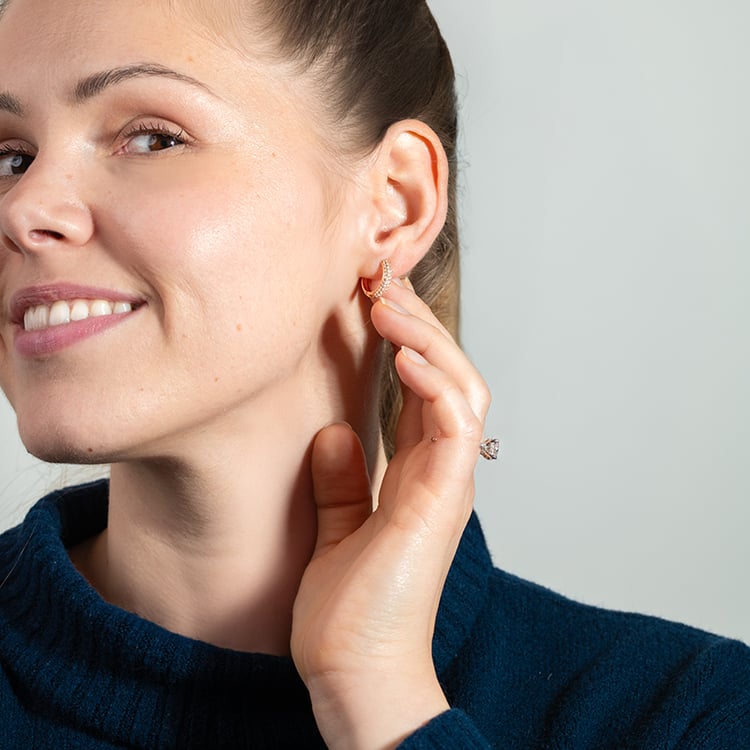 Strieborné pavé kruhové náušnice s bielymi topazmi Shaviv 149438