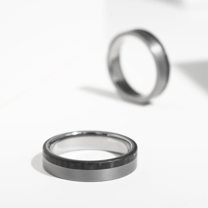 Panský tantalový snubný prsteň s karbónom a diamantmi Brett